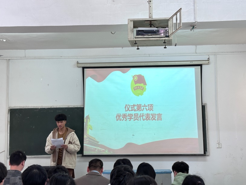 我校团委举办第三期团课结业典礼暨入团仪式 我校团委举办第三期团课结业典礼暨入团仪式