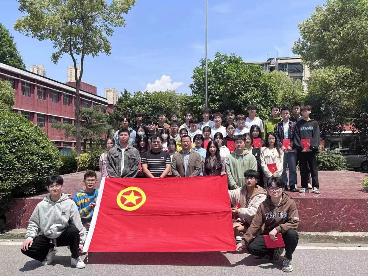 我校团委举办第三期团课结业典礼暨入团仪式 我校团委举办第三期团课结业典礼暨入团仪式