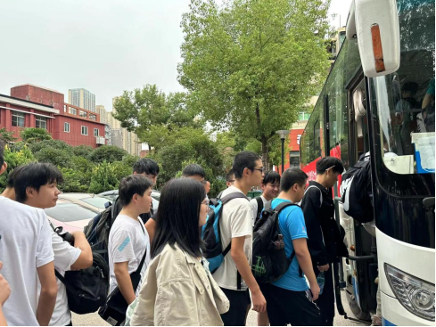 武科职学子开启新征程:WilliamHill官网欢送学生赴企业实习就业! 武科职学子开启新征程:WilliamHill官网欢送学生赴企业实习就业!