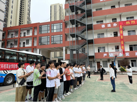 武科职学子开启新征程:WilliamHill官网欢送学生赴企业实习就业! 武科职学子开启新征程:WilliamHill官网欢送学生赴企业实习就业!