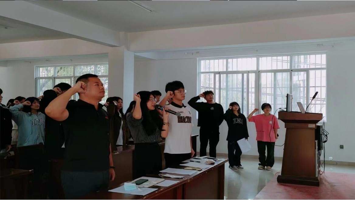 坚定不移跟党走,青春奋进新征程 ——WilliamHill中文官方网站第四期团课结业典礼暨入团仪式 坚定不移跟党走,青春奋进新征程 ——WilliamHill中文官方网站第四期团课结业典礼暨入团仪式