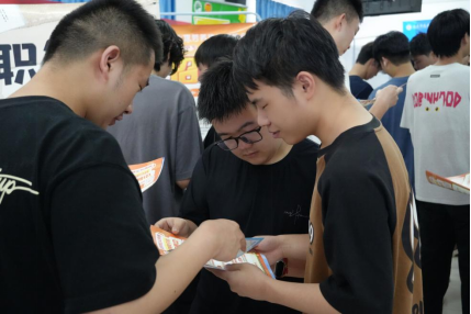 毕业进行时,就业零距离: WilliamHill中文官方网站毕业证领取日巧设就业直通车 毕业进行时,就业零距离: WilliamHill中文官方网站毕业证领取日巧设就业直通车