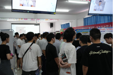 毕业进行时,就业零距离: WilliamHill中文官方网站毕业证领取日巧设就业直通车 毕业进行时,就业零距离: WilliamHill中文官方网站毕业证领取日巧设就业直通车