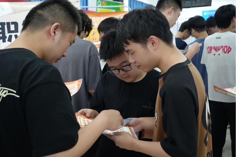 毕业进行时，就业零距离:  WilliamHill中文官方网站毕业证领取日巧设就业直通车