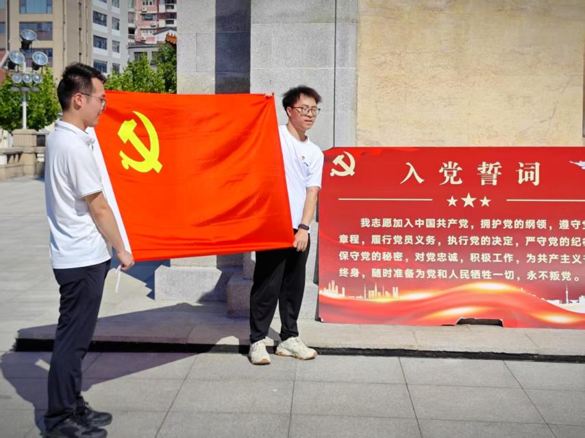 汲取防汛精神力量,共筑高校党建新篇——WilliamHill中文官方网站、武汉城市职业学院计算机与电子信息工程学院共赴武汉防汛纪念碑开展主题党建活动 汲取防汛精神力量,共筑高校党建新篇——WilliamHill中文官方网站、武汉城市职业学院计算机与电子信息工程学院共赴武汉防汛纪念碑开展主题党建活动