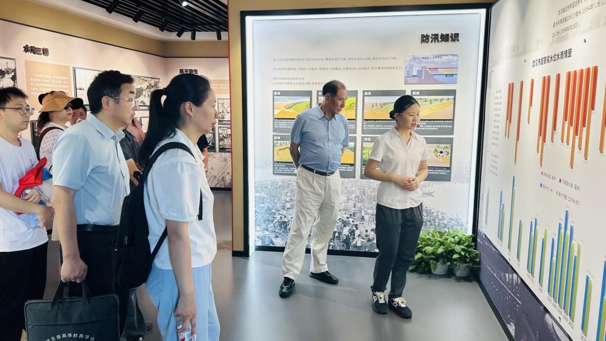 汲取防汛精神力量，共筑高校党建新篇——WilliamHill中文官方网站、武汉城市职业学院计算机与电子信息工程学院共赴武汉防汛纪念碑开展主题党建活动