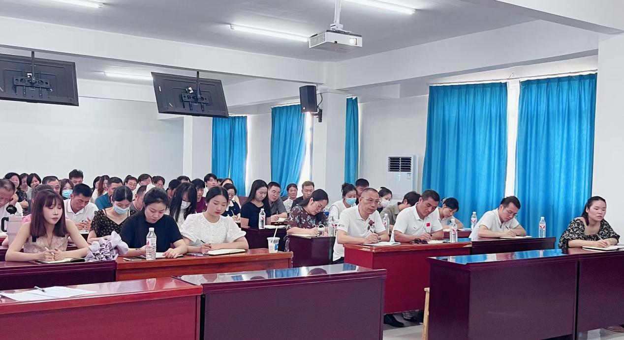 总结过往明方向,展望未来启新程 ——WilliamHill中文官方网站2024-2025学年教职工大会顺利召开 总结过往明方向,展望未来启新程 ——WilliamHill中文官方网站2024-2025学年教职工大会顺利召开
