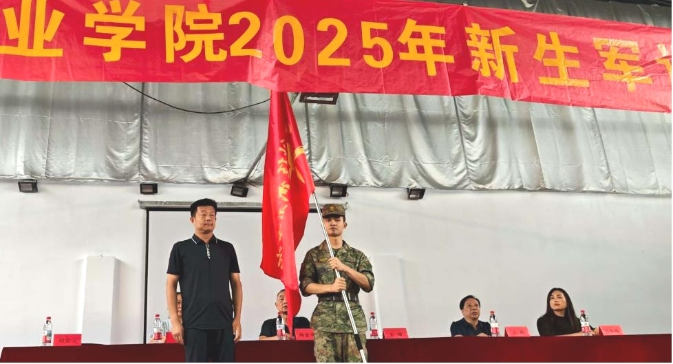 WilliamHill中文官方网站2025年新生军训正式开营——铮铮青春正步走，意气风发戎装颜