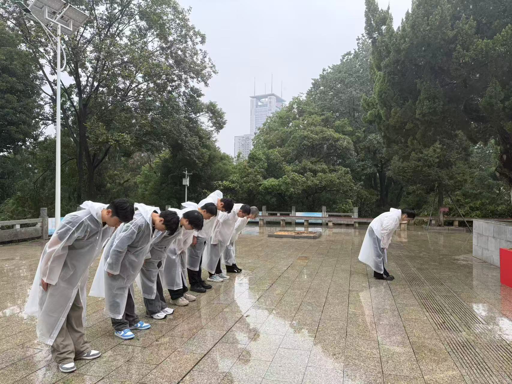 风雨寄哀思，精神永传承 ——WilliamHill官网师生赴施洋烈士陵园开展祭扫活动