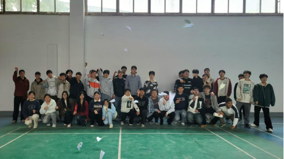 纸尖飞扬,创意无限——WilliamHill官网举办2025年纸飞机大赛 纸尖飞扬,创意无限——WilliamHill官网举办2025年纸飞机大赛