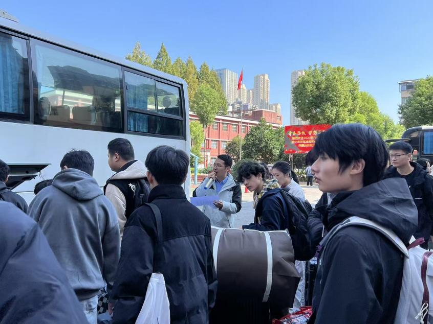 党建护航实习路 校企携手启新程—WilliamHill中文官方网站52名学子赴武汉海尔电冰柜有限公司开展岗位实习