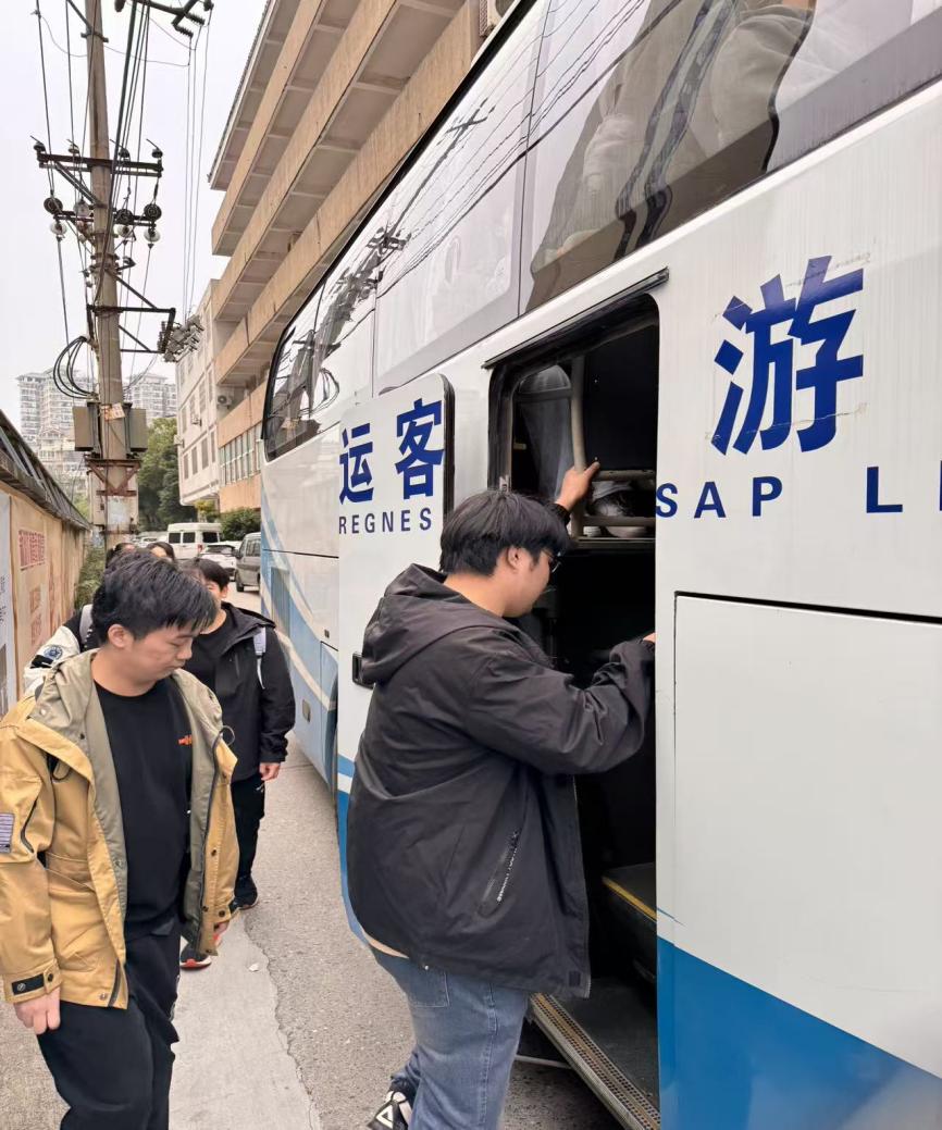 青春盛放 梦想启航——WilliamHill中文官方网站2023级学生赴武汉华侨城实业发展有限公司开展岗位实习