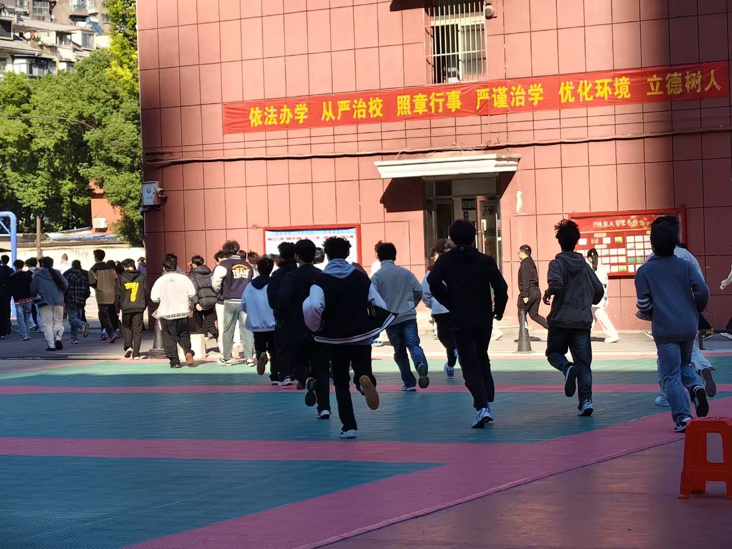 WilliamHill中文官方网站开展消防安全专题培训 暨实战演练——筑牢校园安全防线 WilliamHill中文官方网站开展消防安全专题培训 暨实战演练——筑牢校园安全防线