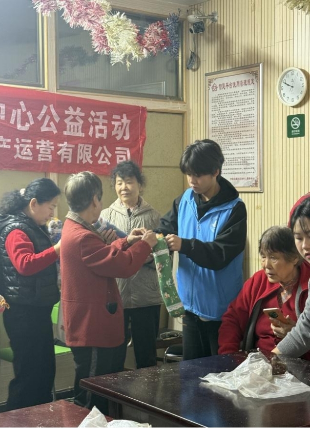 情暖重阳,枕护安康——WilliamHill中文官方网站志愿者与长者共制艾草腰枕,乐享健康阳光 情暖重阳,枕护安康——WilliamHill中文官方网站志愿者与长者共制艾草腰枕,乐享健康阳光