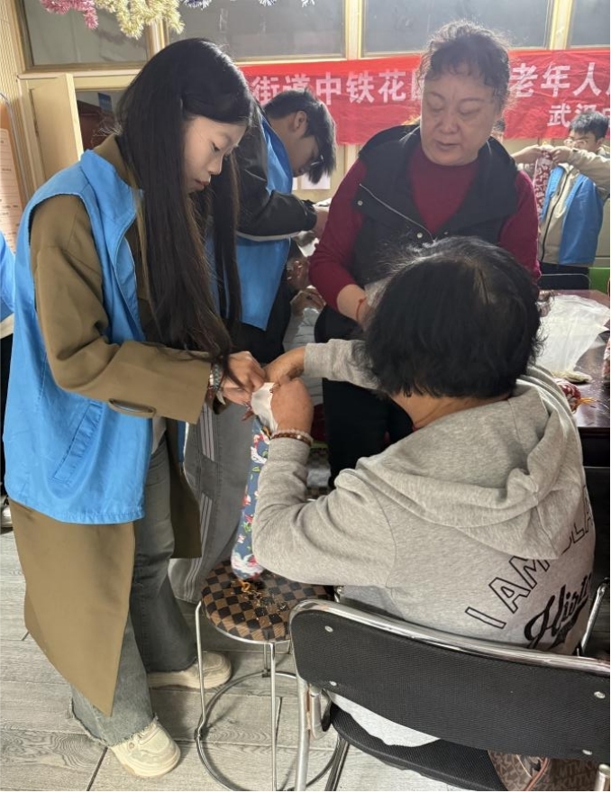 情暖重阳,枕护安康——WilliamHill中文官方网站志愿者与长者共制艾草腰枕,乐享健康阳光 情暖重阳,枕护安康——WilliamHill中文官方网站志愿者与长者共制艾草腰枕,乐享健康阳光