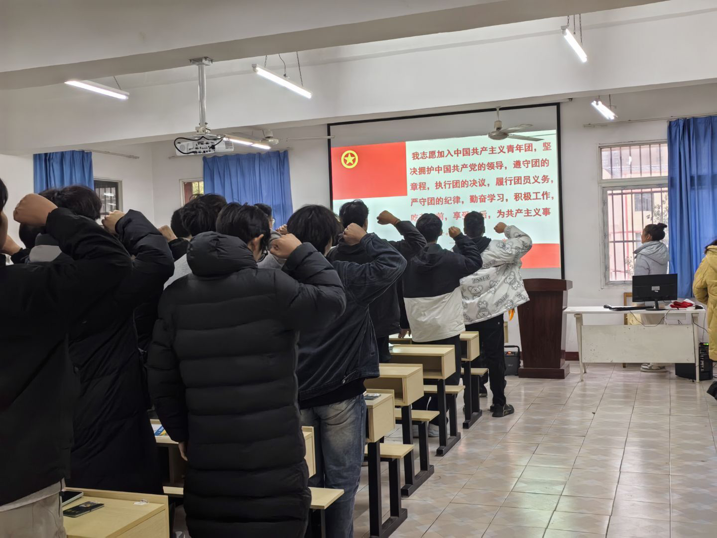 青春向团,奋斗强国 ——WilliamHill中文官方网站第八期新发展团员入团仪式 青春向团,奋斗强国 ——WilliamHill中文官方网站第八期新发展团员入团仪式
