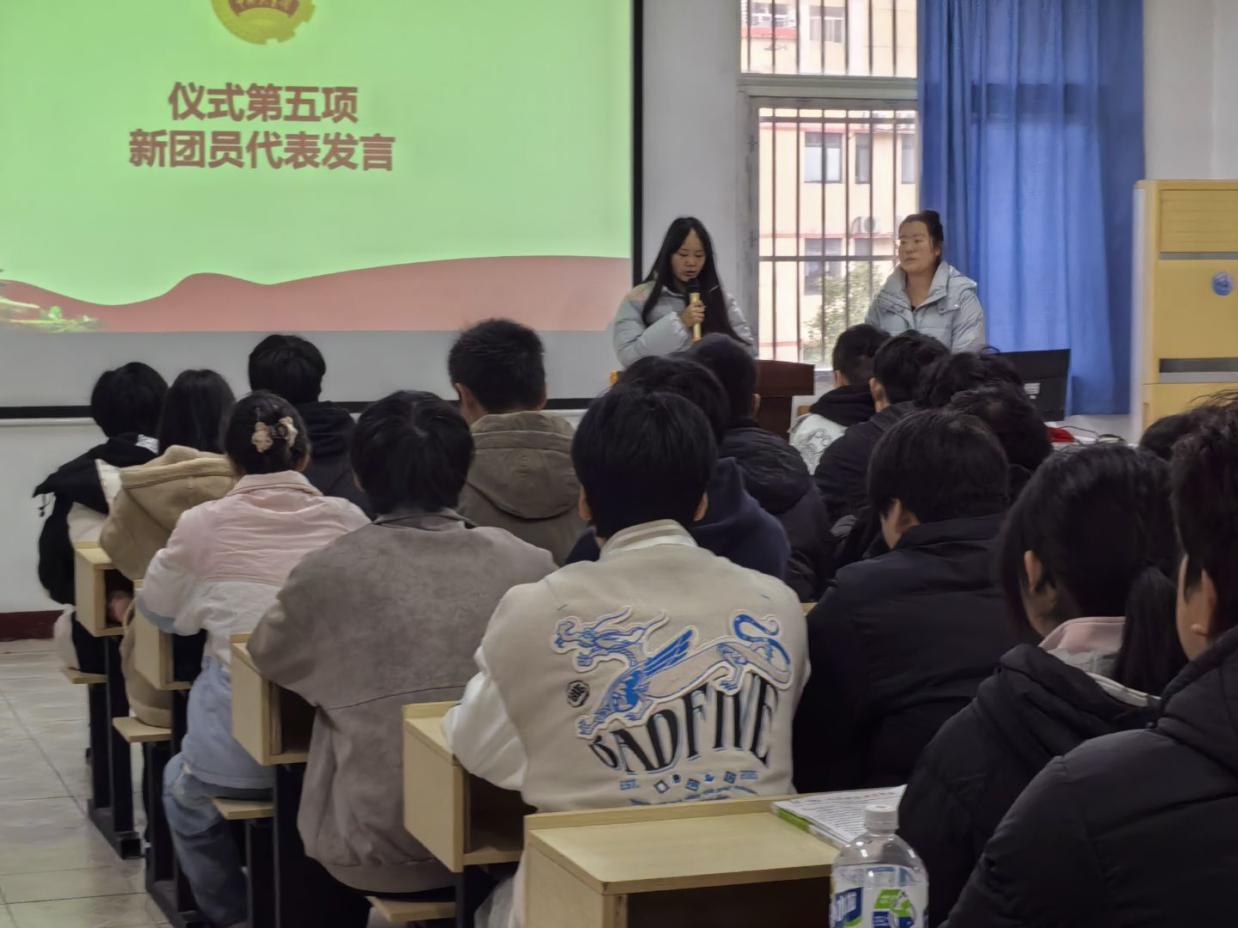 青春向团,奋斗强国 ——WilliamHill中文官方网站第八期新发展团员入团仪式 青春向团,奋斗强国 ——WilliamHill中文官方网站第八期新发展团员入团仪式