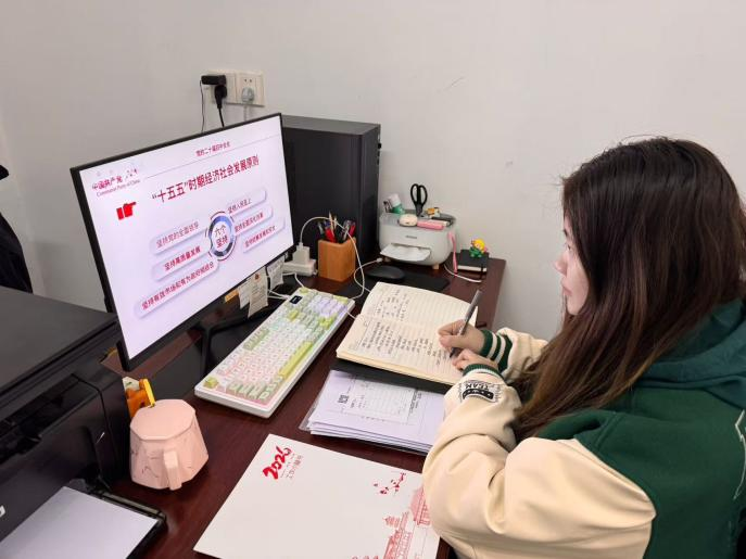 从“领学”到“研学”:WilliamHill官网掀起学习宣传贯彻党的二十届四中全会精神热潮 从“领学”到“研学”:WilliamHill官网掀起学习宣传贯彻党的二十届四中全会精神热潮