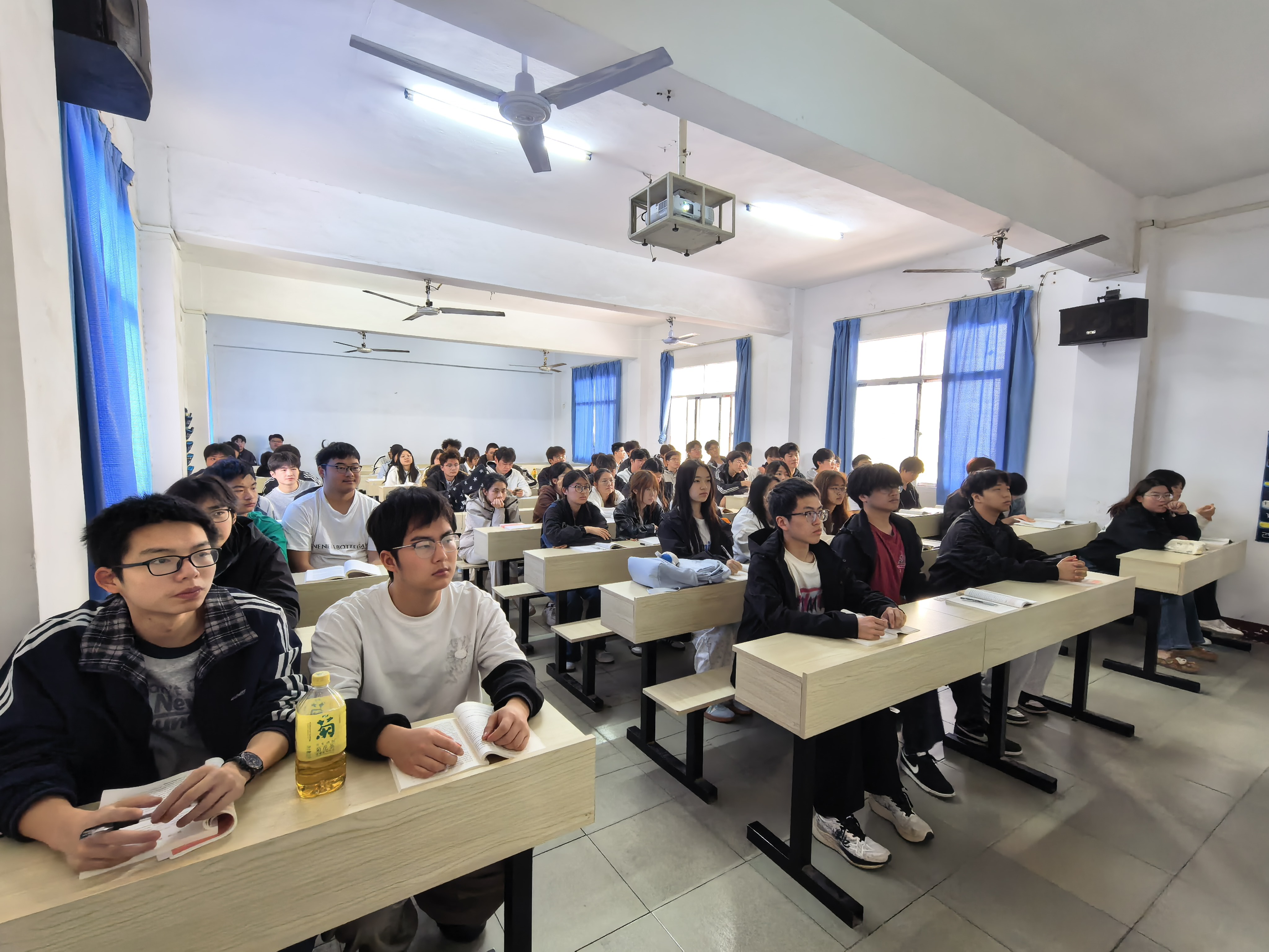 筑牢安全思想根基 勇担时代青年使命 —— WilliamHill官网组织学生同上总体国家安全观 “思政大课” 筑牢安全思想根基 勇担时代青年使命 —— WilliamHill官网组织学生同上总体国家安全观 “思政大课”