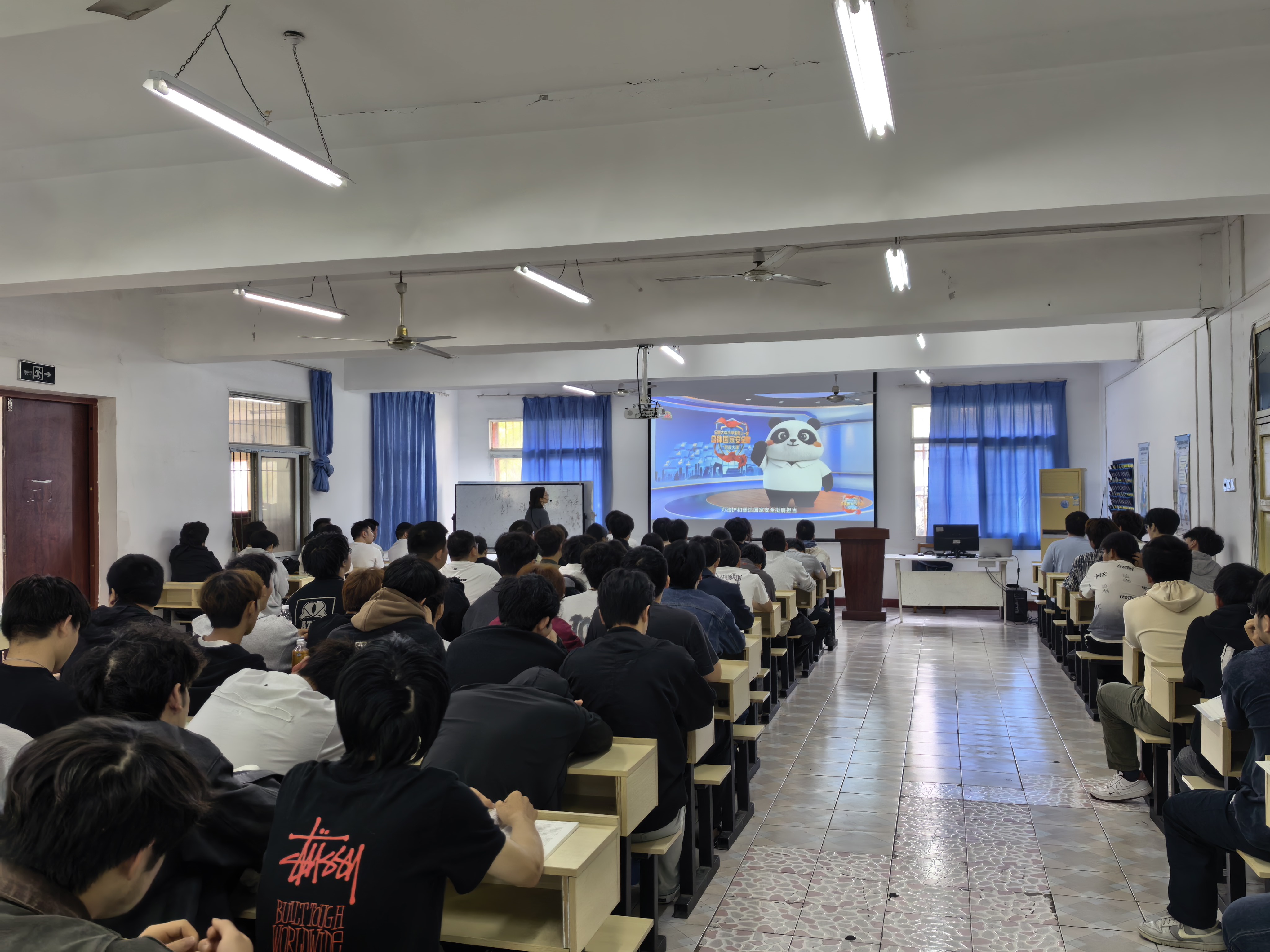 筑牢安全思想根基 勇担时代青年使命 —— WilliamHill官网组织学生同上总体国家安全观 “思政大课” 筑牢安全思想根基 勇担时代青年使命 —— WilliamHill官网组织学生同上总体国家安全观 “思政大课”