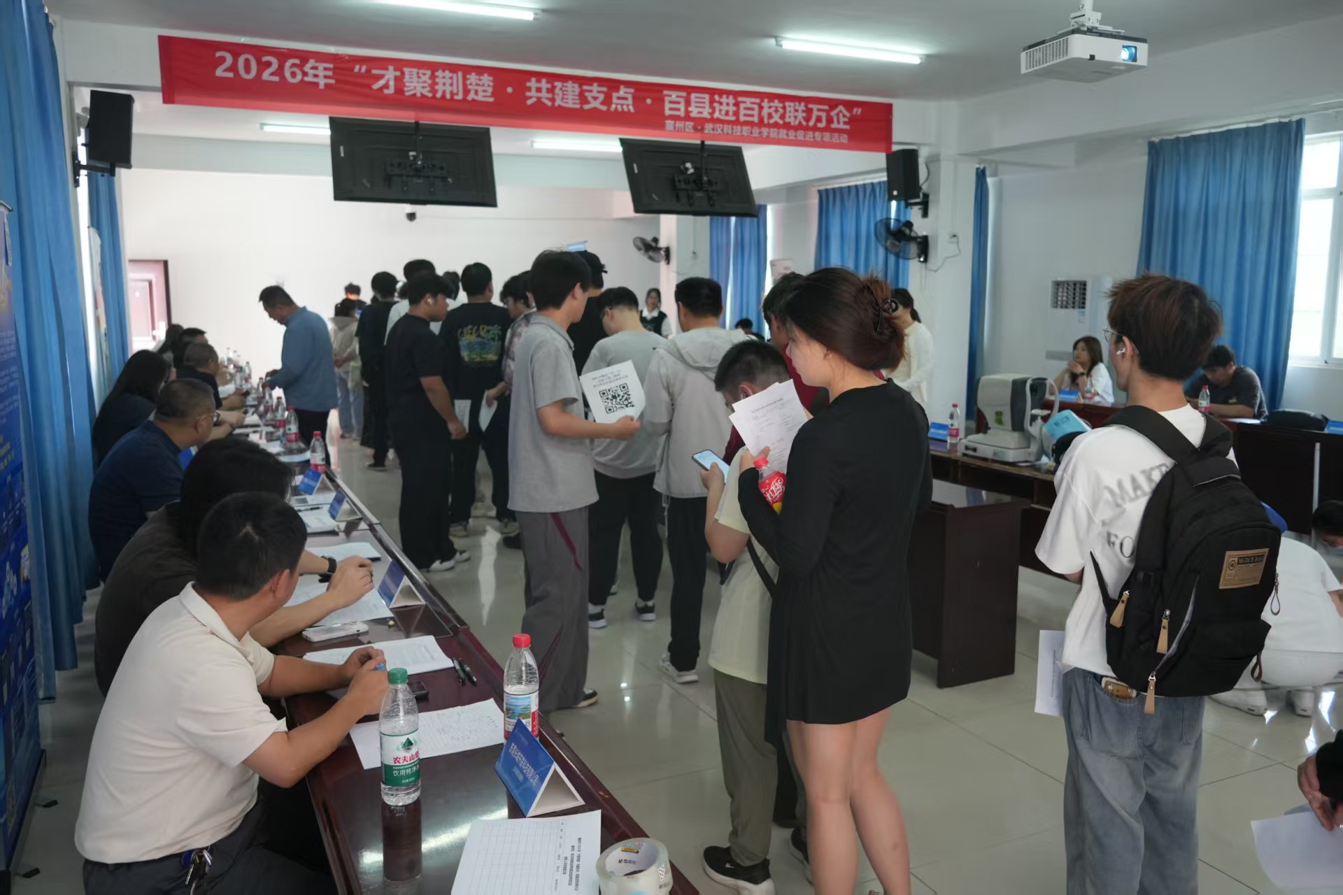 毕业进行时，就业零距离——WilliamHill中文官方网站2026年校园招聘会搭建 就业直通车