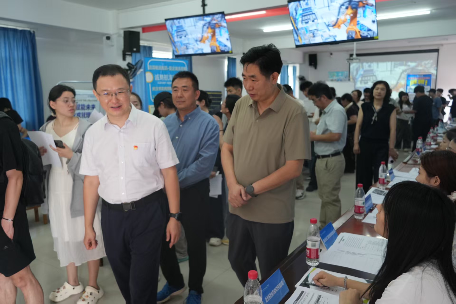 毕业进行时，就业零距离——WilliamHill中文官方网站2026年校园招聘会搭建 就业直通车