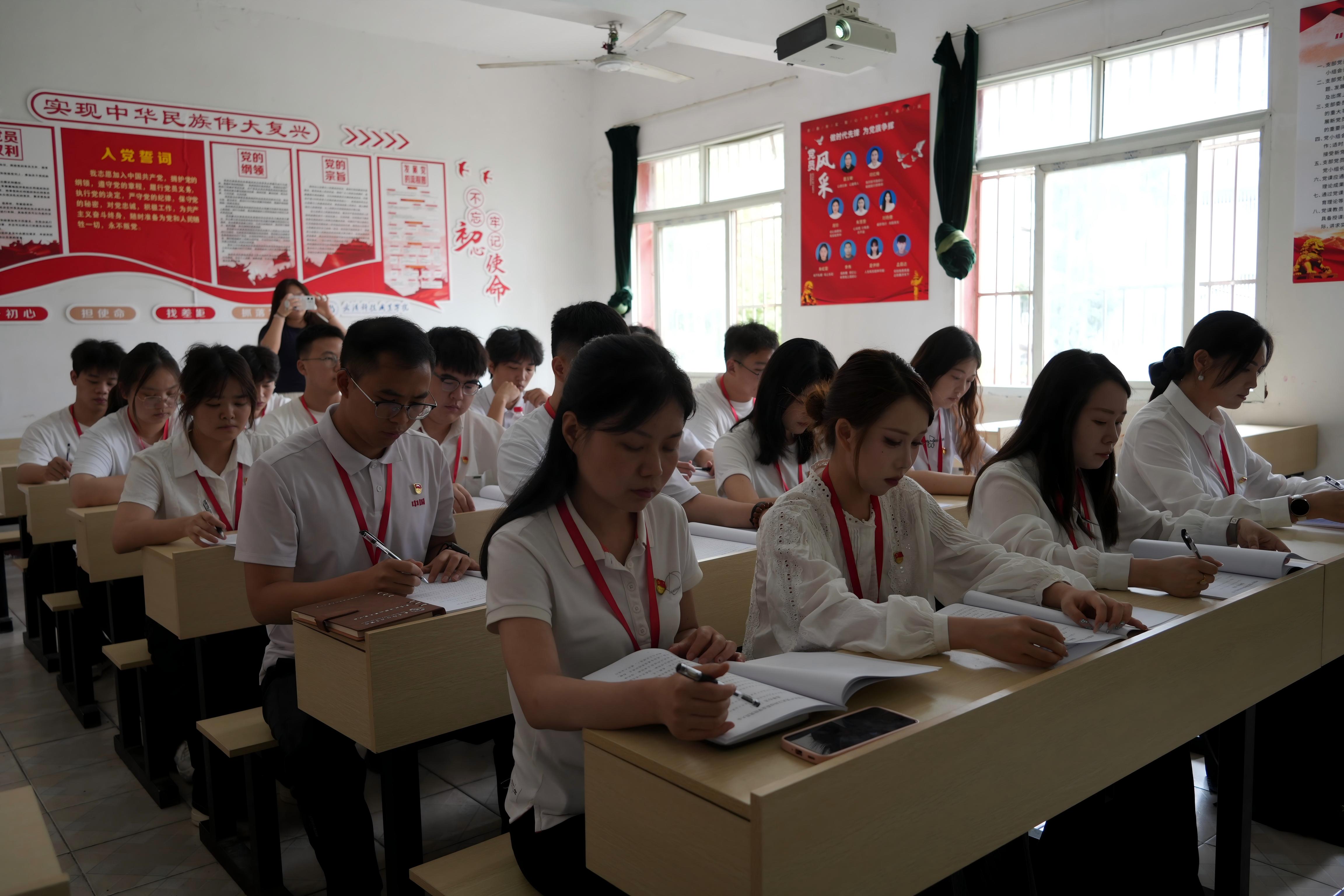 深耕红匠担使命 凝心聚力启新程 ——中国共产党WilliamHill中文官方网站党员大会圆满召开 深耕红匠担使命 凝心聚力启新程 ——中国共产党WilliamHill中文官方网站党员大会圆满召开