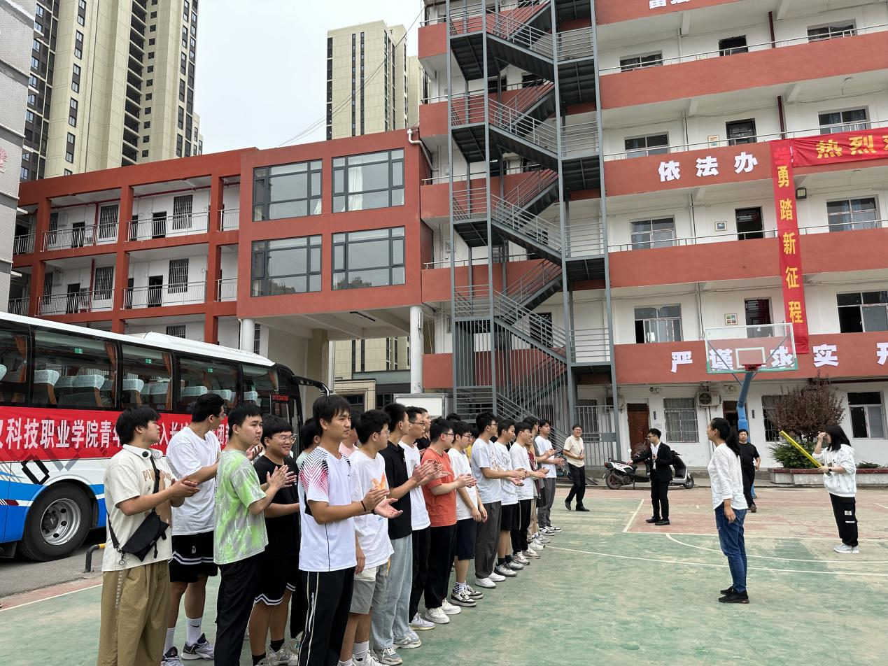 武科职学子开启新征程：WilliamHill官网欢送学生赴企业实习就业！