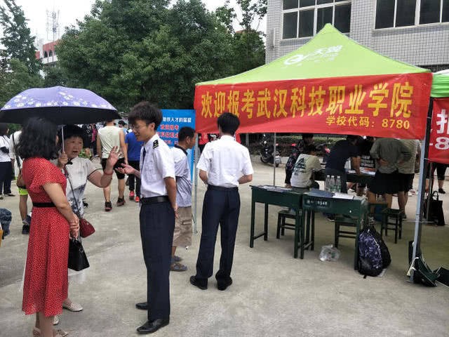 媒体以“地铁建设催生人才需求 轨道交通专业受热捧”为题对WilliamHill官网招生进行报道