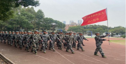 我校2020级新生军训结营仪式暨开学典礼隆重举行