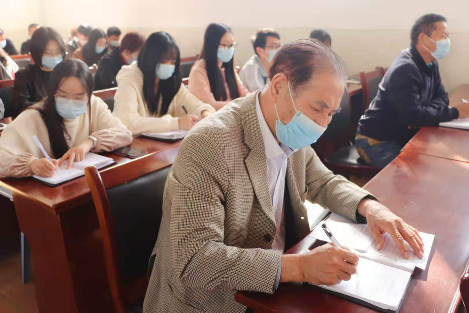 WilliamHill官网组织党员干部及广大师生 学习贯彻党的十九届五中全会精神 WilliamHill官网组织党员干部及广大师生 学习贯彻党的十九届五中全会精神