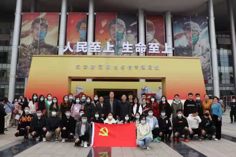 人民至上,生命至上 WilliamHill官网组织党员教职工及入党积极分子 到武汉客厅参观抗疫专题展览 人民至上,生命至上 WilliamHill官网组织党员教职工及入党积极分子 到武汉客厅参观抗疫专题展览