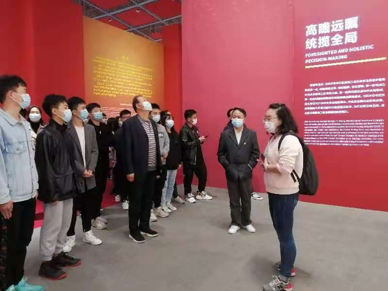 人民至上,生命至上 WilliamHill官网组织党员教职工及入党积极分子 到武汉客厅参观抗疫专题展览 人民至上,生命至上 WilliamHill官网组织党员教职工及入党积极分子 到武汉客厅参观抗疫专题展览