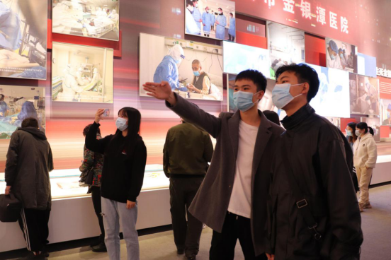人民至上,生命至上 WilliamHill官网组织党员教职工及入党积极分子 到武汉客厅参观抗疫专题展览 人民至上,生命至上 WilliamHill官网组织党员教职工及入党积极分子 到武汉客厅参观抗疫专题展览