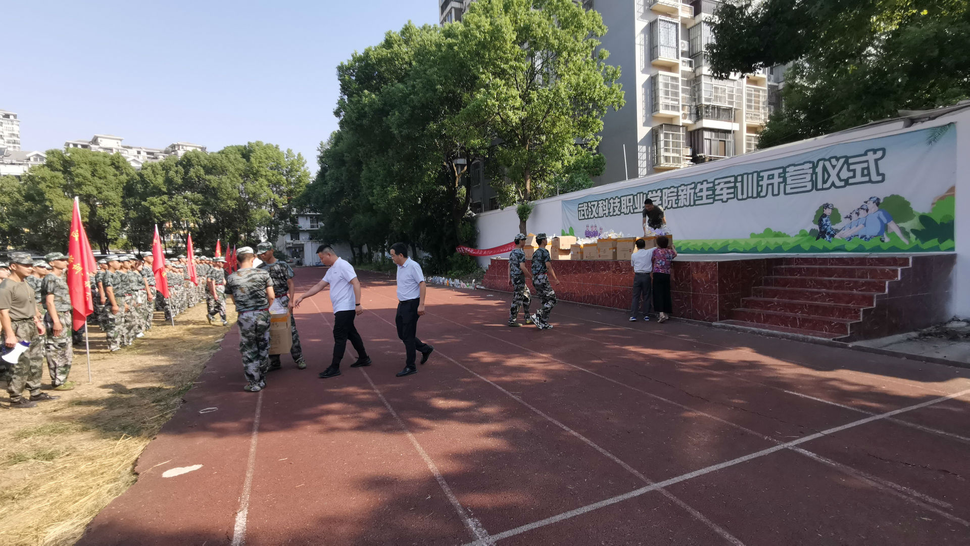 “浓情中秋,爱满校园”我校为军训新生发放月饼 “浓情中秋,爱满校园”我校为军训新生发放月饼