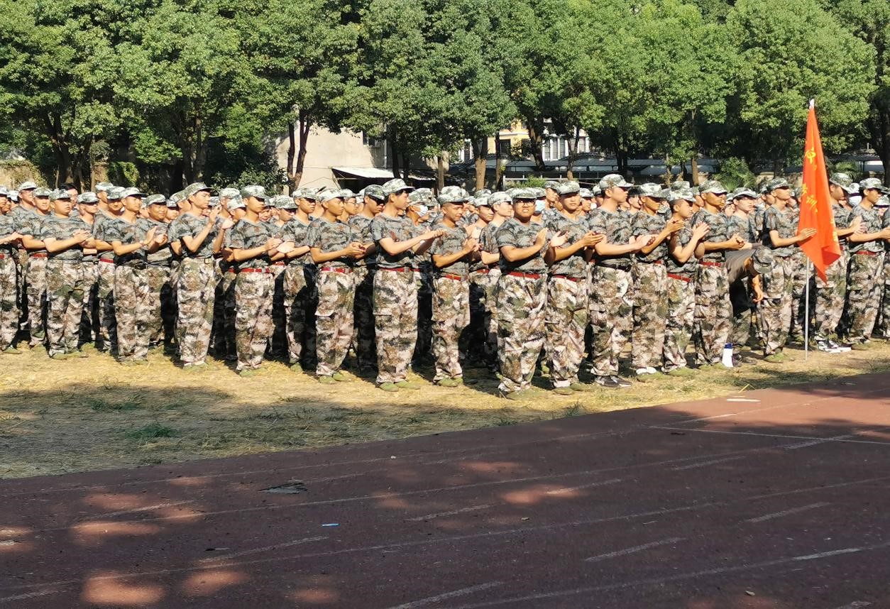 “浓情中秋,爱满校园”我校为军训新生发放月饼 “浓情中秋,爱满校园”我校为军训新生发放月饼