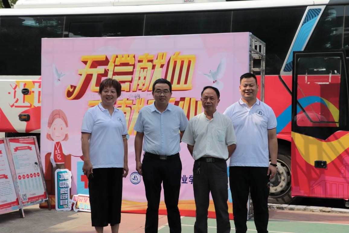 WilliamHill官网组织百余名学生参加杨园街道  团体无偿献血活动