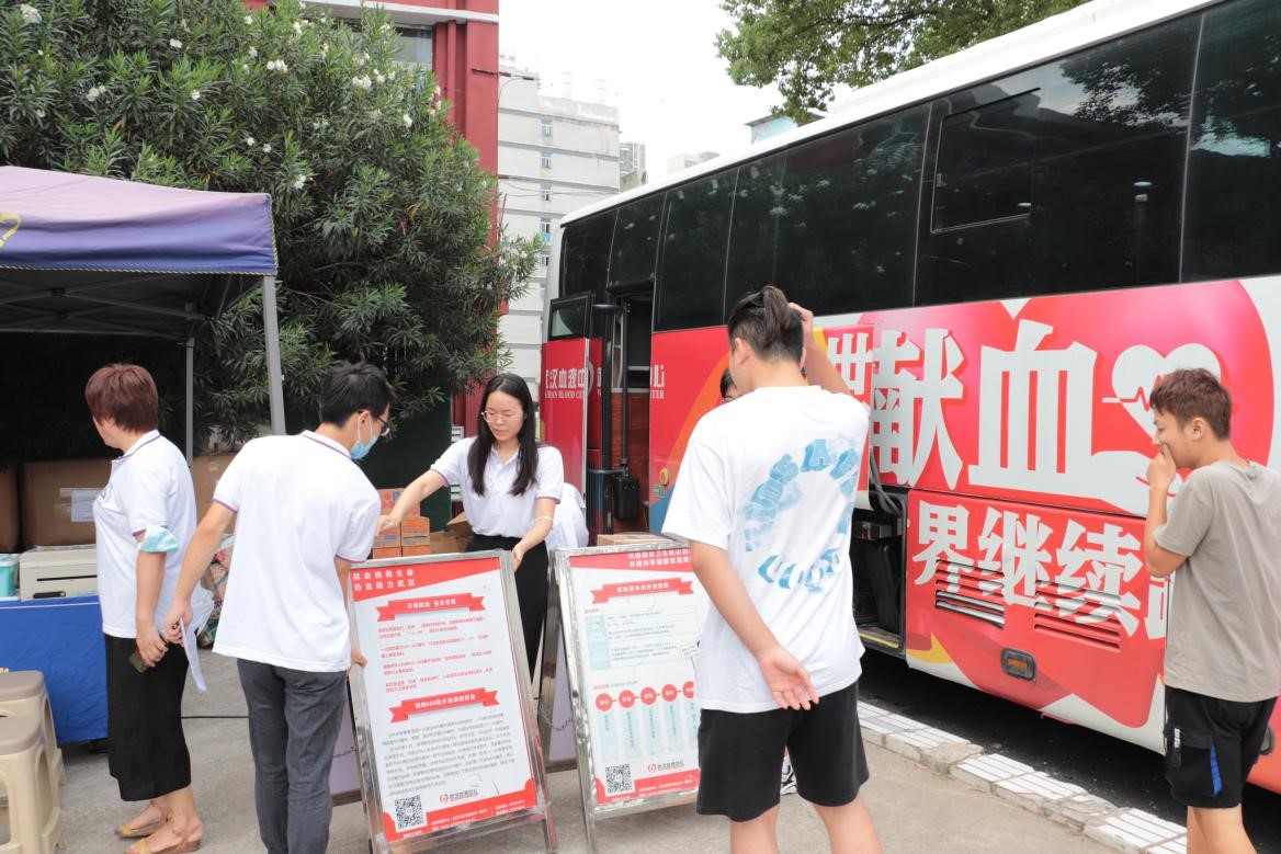 WilliamHill官网组织百余名学生参加杨园街道  团体无偿献血活动