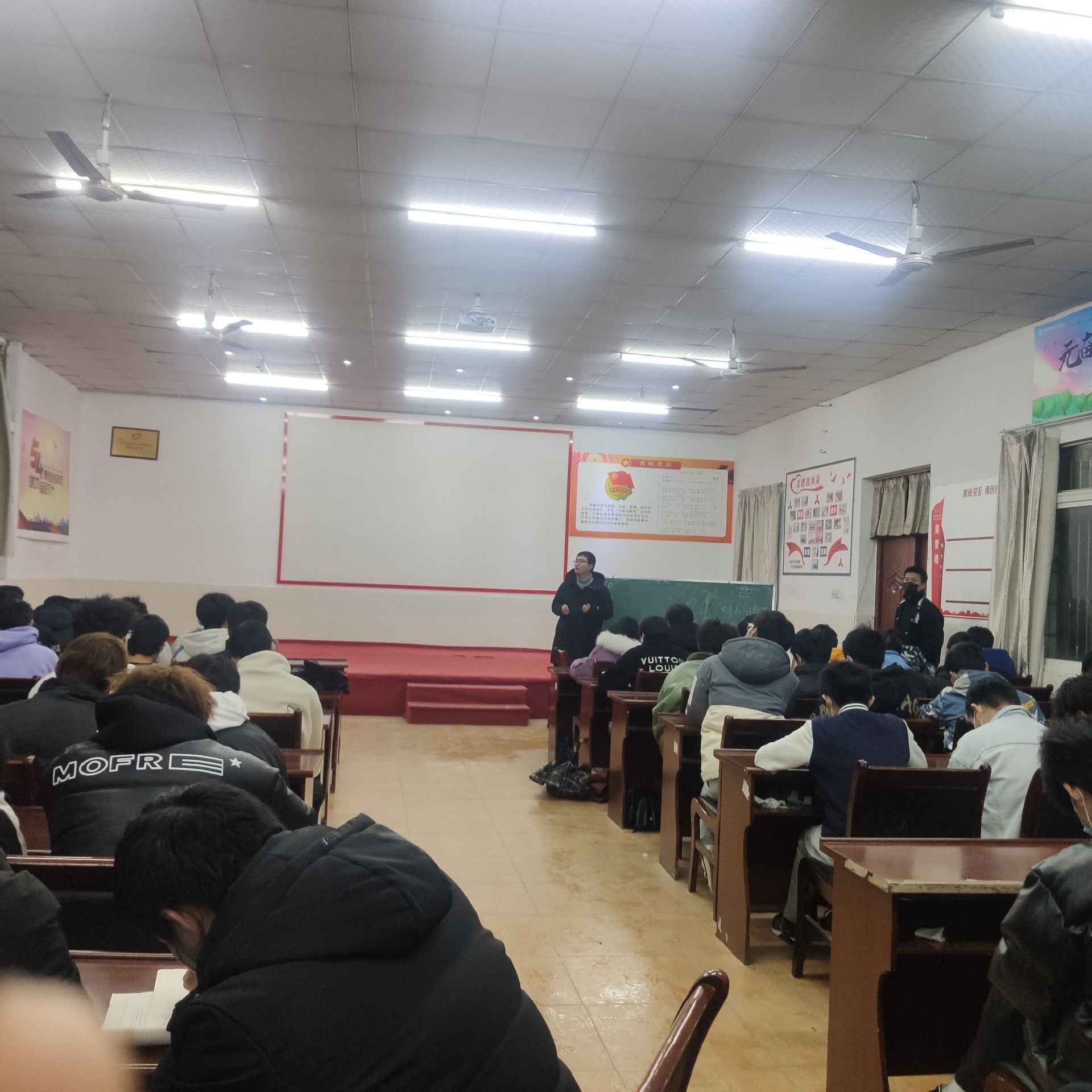 WilliamHill中文官方网站疫情期间学生心理疏导班会